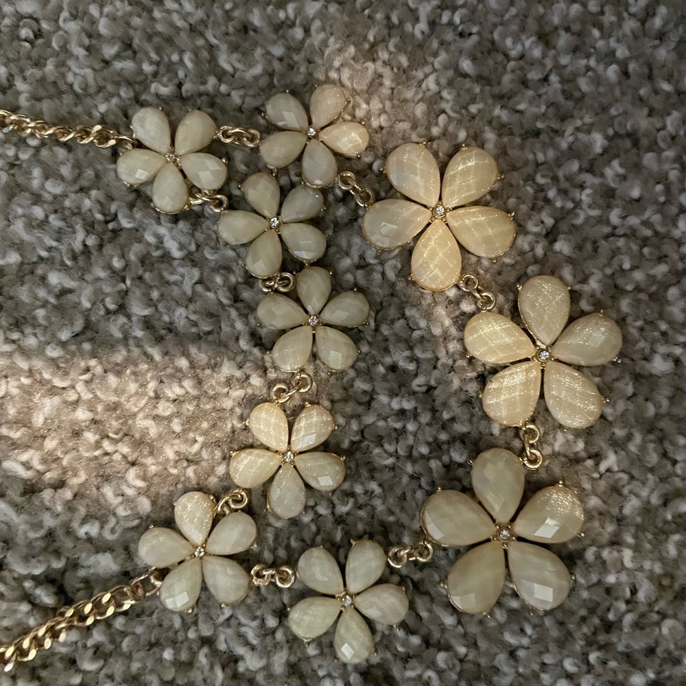 Francesca’s statement necklace - Picture 2 of 2